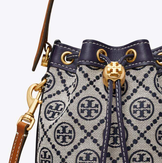 商品Tory Burch|汤丽柏琦T MONOGRAM 迷你撞色压花水桶包（香港仓发货）,价格¥2548,第5张图片详细描述