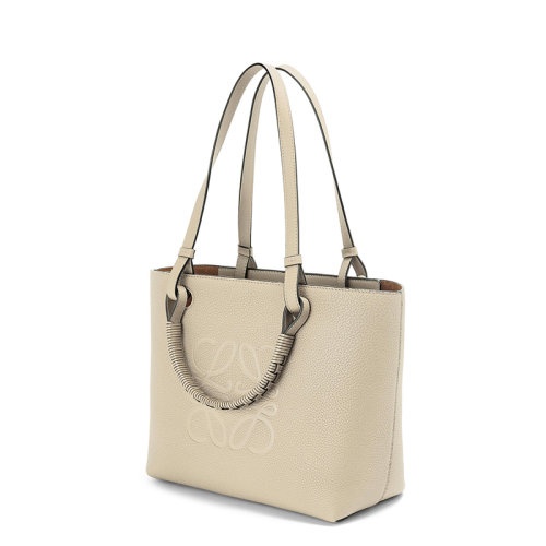 商品Loewe|【包税】LOEWE/罗意威 22春夏新款 女士小号浅燕麦色徽标压纹粒面小牛皮手提单肩托特包A717S72X03-2461,价格¥15393,第6张图片详细描述