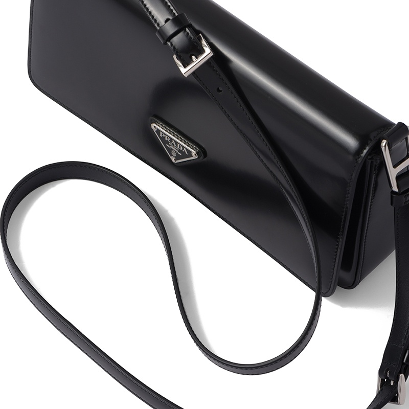 商品Prada|PRADA/普拉达 22春夏新款Femme系列 女士黑色亮面皮革银扣金属三角形徽标单肩斜跨手提包1BD323_ZO6_F0002_V_HOO,价格¥19898,第2张图片详细描述