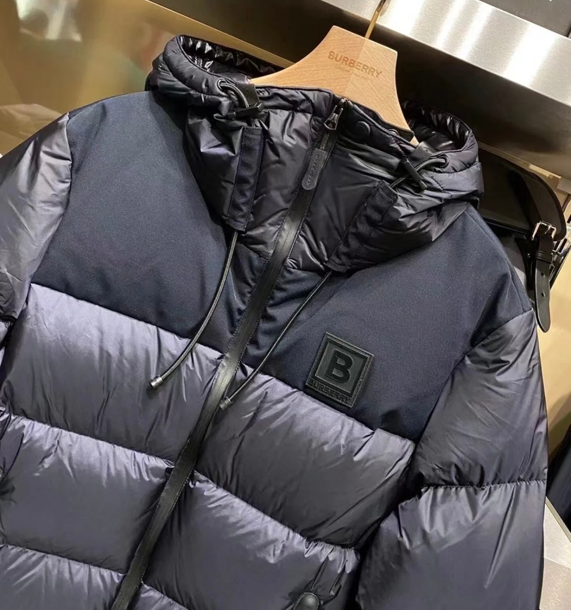 商品Burberry|BURBERRY/博柏利 男士海军蓝涤纶鸭绒B字徽标连帽羽绒服80616601,价格¥3627,第8张图片详细描述