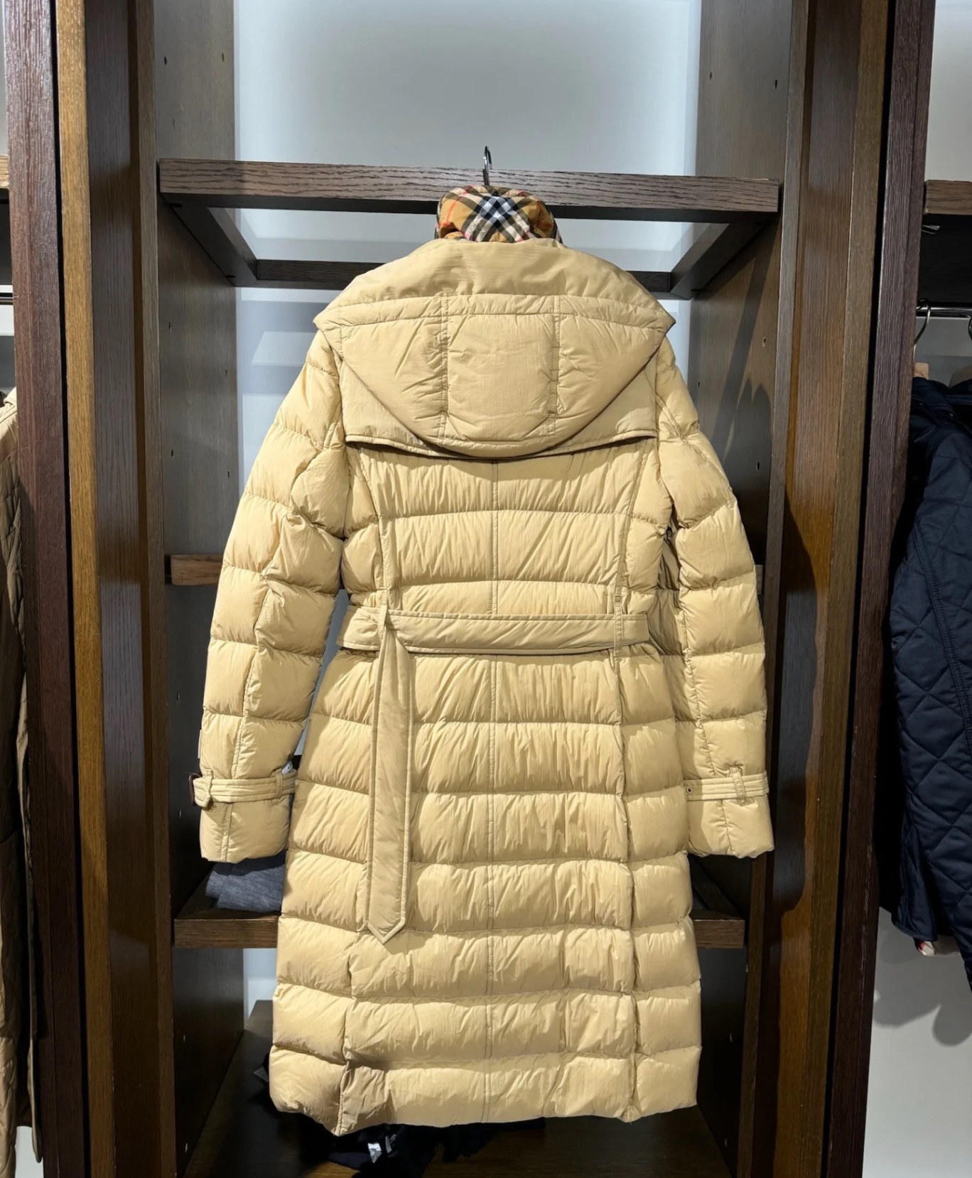 商品Burberry|Burberry博柏利 纯色连帽双排扣长款羽绒服 女款 黄色80720851,价格¥3436,第9张图片详细描述