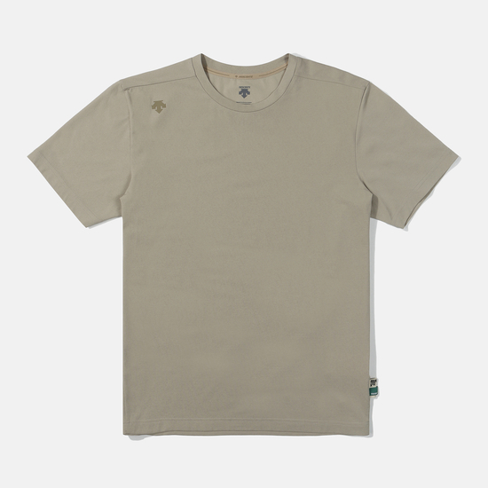 商品DESCENTE|【享贝家】（国内现货）DESCENTE 迪桑特 侧肩小标圆领运动短袖T恤 灰褐色 SN323UTS71-BEG0 G-QD,价格¥330,第3张图片详细描述
