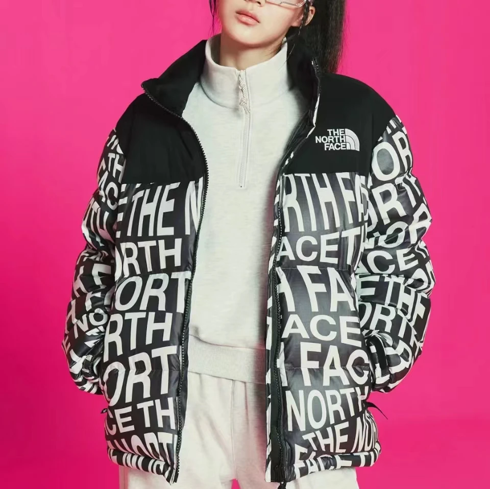 商品The North Face|【享贝家】（国内现货-QD）北面 FW22 通体字母休闲印花拉链立领羽绒服 棉服 男女同款  黑色NJ1DN51M-BLK,价格¥1124,第3张图片详细描述