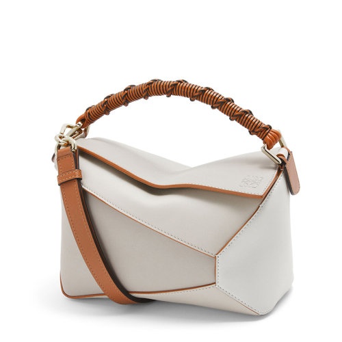 商品Loewe|【包税】 LOEWE/罗意威 22新款Puzzle Edge系列 女士小号幽灵白/暖白色纳帕小牛皮编织手柄单肩斜挎手提拼图包A510P60X02-1759,价格¥24243,第4张图片详细描述