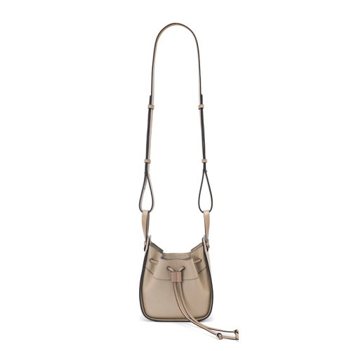商品Loewe|【包税】LOEWE/罗意威 22新款Hammock系列 女士迷你沙色柔软粒面牛皮革单肩斜挎手提吊床包A538V07X15-2150,价格¥14723,第6张图片详细描述
