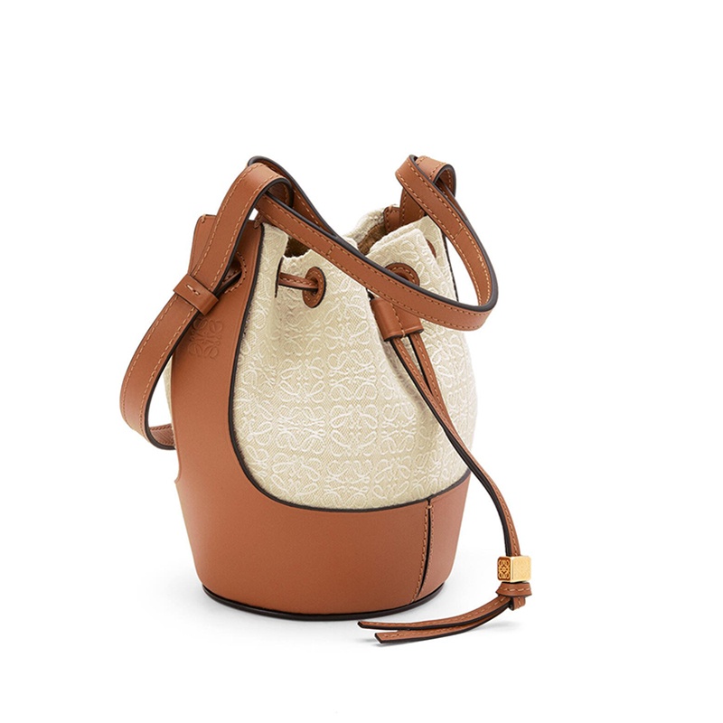 商品Loewe|【包税】LOEWE/罗意威 2021秋冬新款 Balloon系列 女士迷你米色/棕褐色徽标印花帆布小牛皮抽绳封口可调节肩带气球手提斜挎单肩包0010593002,价格¥11218,第4张图片详细描述
