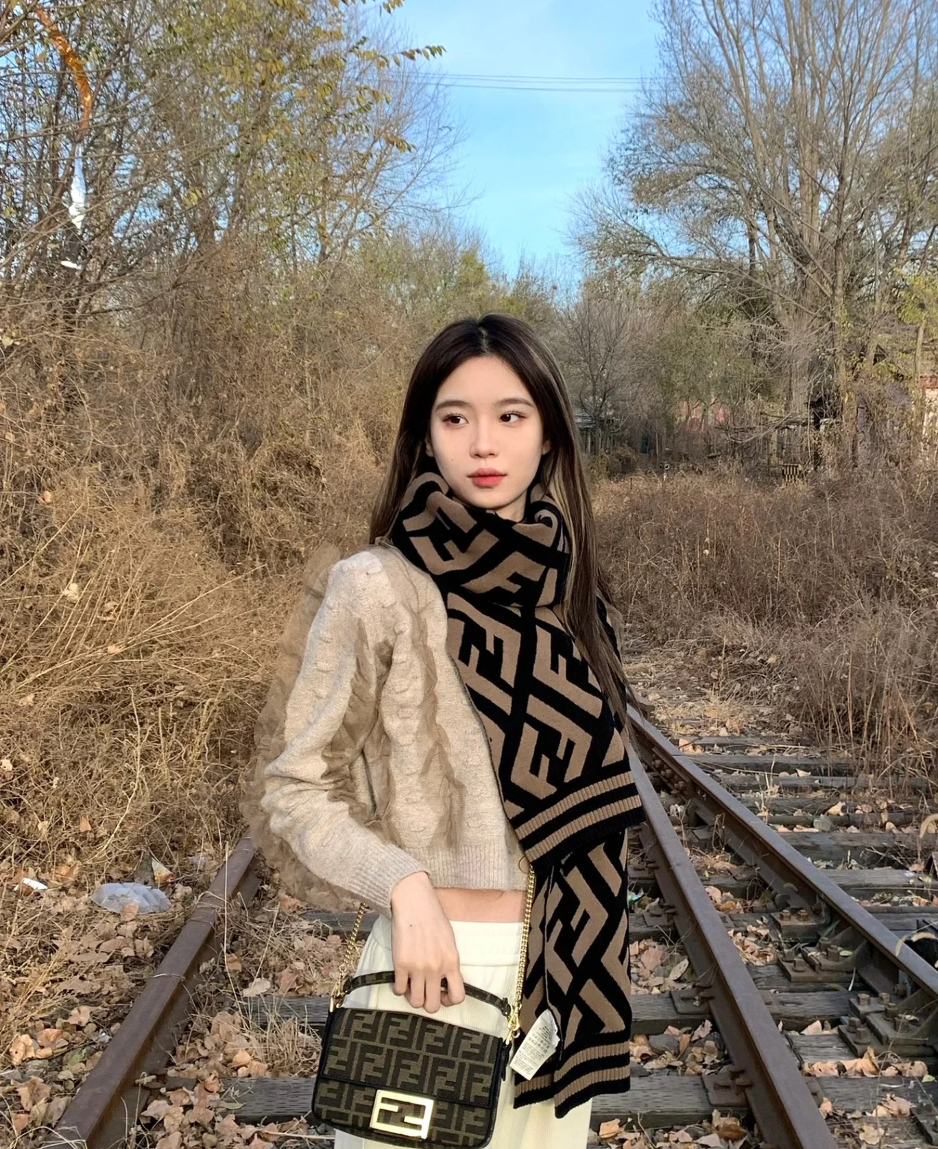 商品Fendi|【现货速发】 FENDI/芬迪 经典款 女士黑色和棕色羊毛混纺面料FF图案围巾FXT251A2OJF0QB8,价格¥4232,第12张图片详细描述