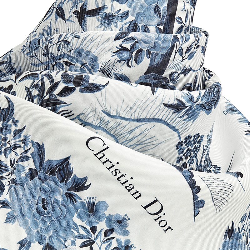 商品Dior|DIOR/迪奥 22新款JARDIN D\'HIVER系列 女士象牙色/蓝色真丝斜纹布风景图案刺绣方巾围巾丝巾,价格¥4236,第3张图片详细描述