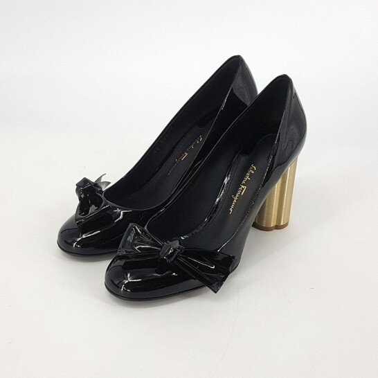 商品Salvatore Ferragamo|SALVATORE FERRAGAMO 女士黑色漆皮蝴蝶结花卉造型鞋跟高跟鞋 0684660,价格¥1380,第3张图片详细描述