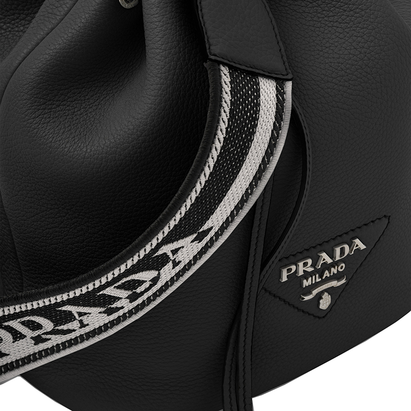 商品Prada|PRADA/普拉达 22春夏新款Flou系列 女士黑色皮革银扣单肩斜跨手提抽绳水桶包1BE060_2DKV_F0002_V_3OO,价格¥18008,第2张图片详细描述