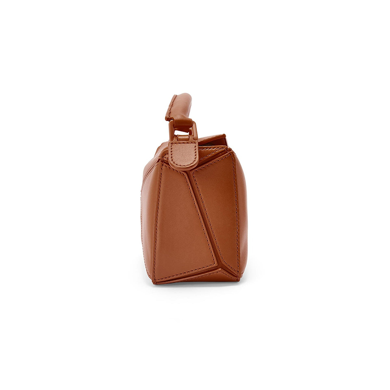 商品Loewe|LOEWE/罗意威 22年新款 Puzzle系列 女士mini山核桃色缎面小牛皮单肩斜挎手提拼图包A510U95X58-3627,价格¥16728,第4张图片详细描述