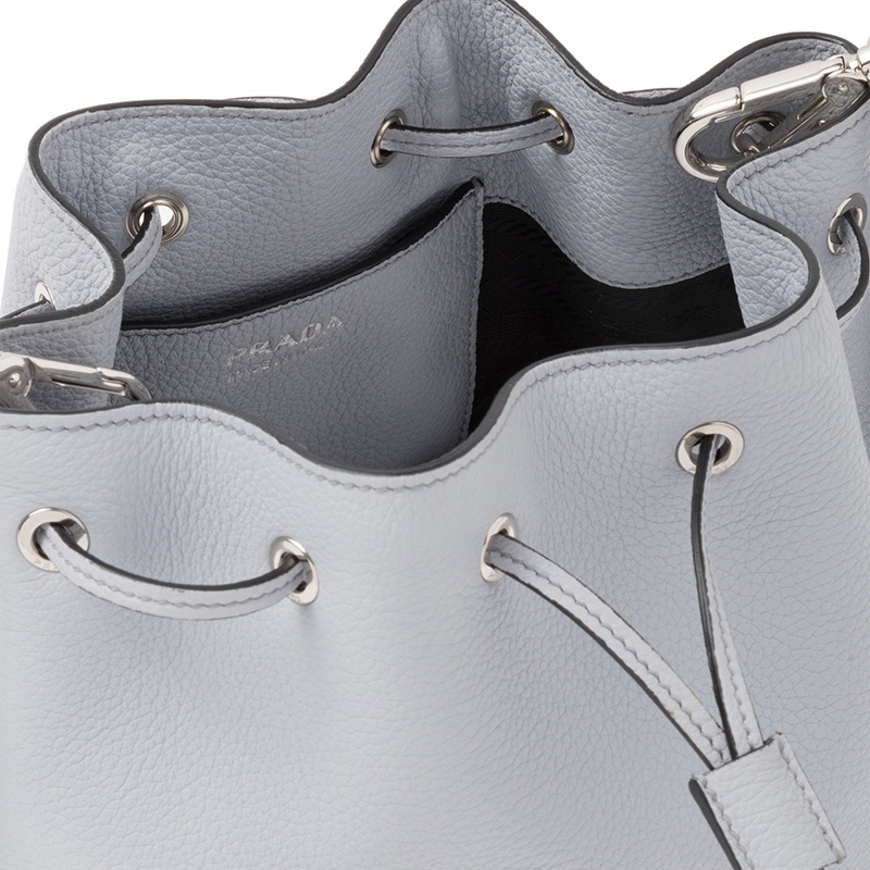 商品Prada|PRADA/普拉达 22新款 女士矢车菊色皮革银扣徽标刺绣拆卸肩带抽绳单肩斜挎手提水桶包1BE060_2DKV_F010I_V_3OO,价格¥17971,第5张图片详细描述