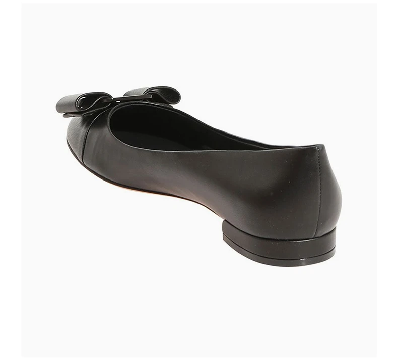 商品Salvatore Ferragamo|SALVATORE FERRAGAMO 女士黑色漆皮蝴蝶结装饰粗跟鞋 0685760,价格¥1370,第7张图片详细描述