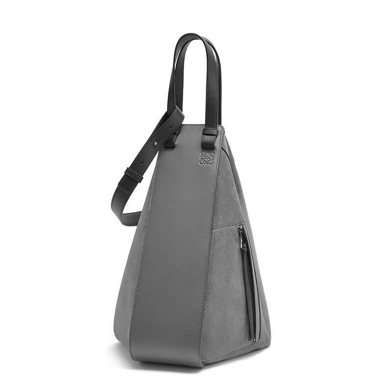 商品Loewe|【包税】LOEWE/罗意威 2021秋冬新款 Hammock系列 女士无烟煤色小牛皮和绒面革钩扣单肩手提托特包0010618221,价格¥20190,第2张图片详细描述