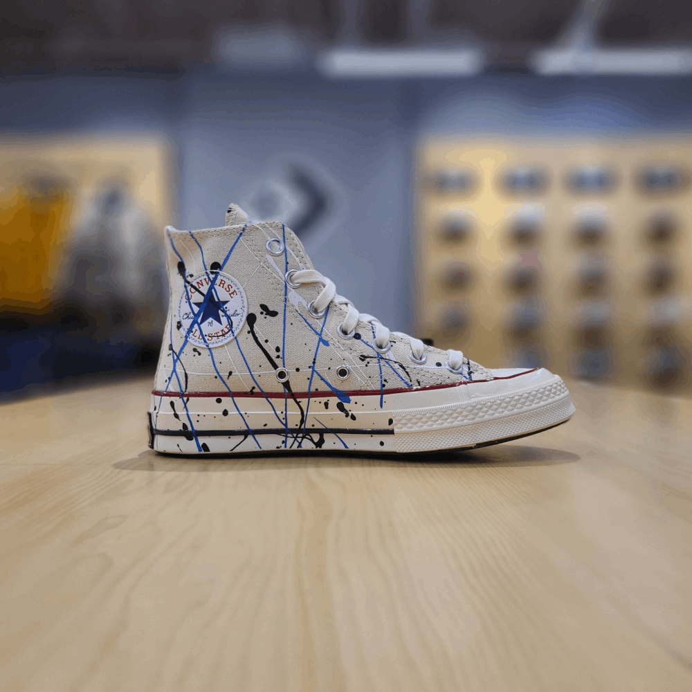 商品【预售商品15天发货】 Converse|【韩国直邮|包邮包税】匡威 CHUNK TAYLOR 70 涂料 SPLATER EGRET 高腰 运动鞋 CHUCK 70 HI EGRET/DIGITAL BLUE/EGRET 170802C,价格¥617,第1张图片详细描述