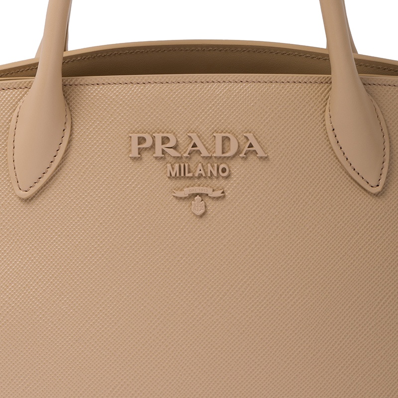 商品Prada|PRADA/普拉达 22新款 Monochrome系列 女士小号砂米黄saffiano皮革金属徽标侧面按扣拆卸徽标印花肩带手提单肩斜挎包1BA156_2ERX_F0036_V_3OO,价格¥17234,第2张图片详细描述