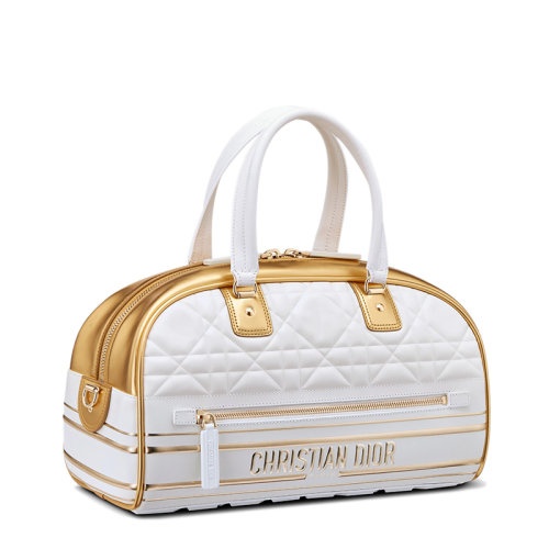 商品Dior|【包税】DIOR/迪奥 22春夏新款VIBE系列 女士中号白色/金色牛皮革绗缝效果超大藤格纹金扣拉链开合单肩斜跨手提保龄球包M6202OFCJ_M933,价格¥32910,第2张图片详细描述