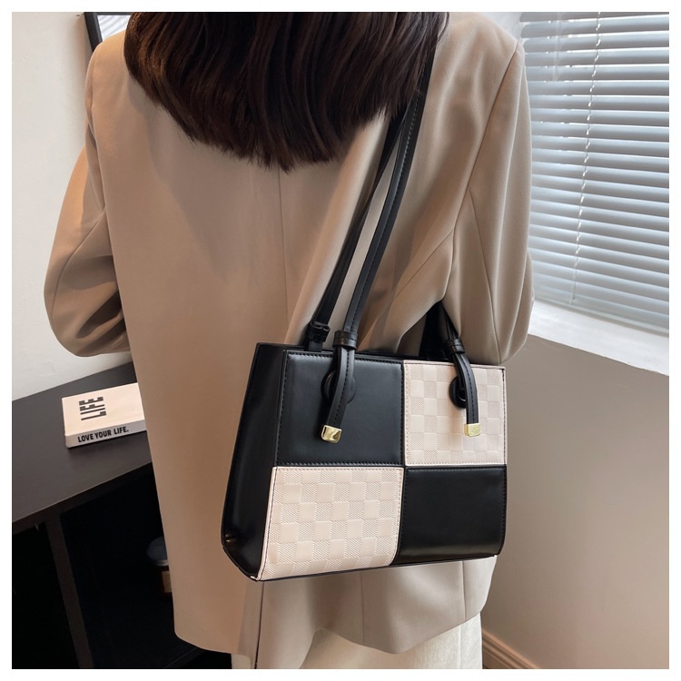 商品[国内直发] GLENVINTEN|格岚云顿新款潮流撞色单肩包棋盘格复古女包时尚百搭斜挎包洋气小方包,价格¥186,第9张图片详细描述