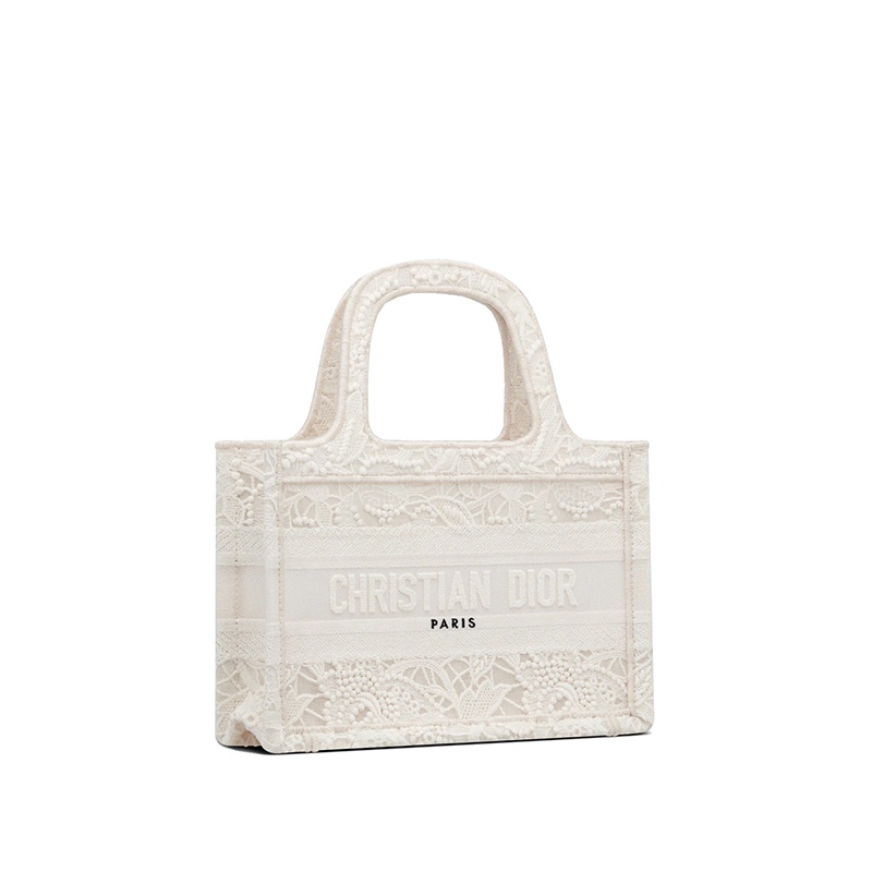 商品Dior|DIOR/迪奥 22新款Dior Book Tote系列 女士迷你款自然色织物花边刺绣徽标刺印手提托特包S5475ZROL_M925,价格¥18289,第4张图片详细描述