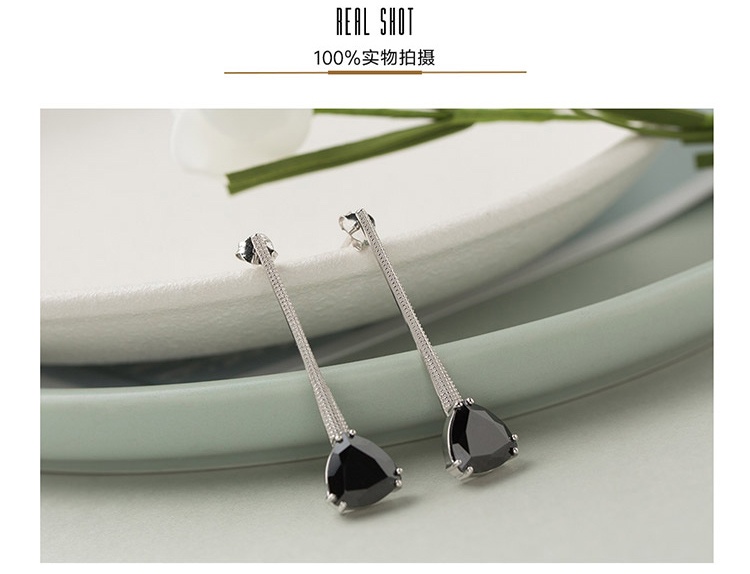 商品[国内直发] MYFD|MYFD 耳环女S925银黑色镶晶钻酷炫系列几何三角形奢华晚宴耳环,价格¥75,第3张图片详细描述