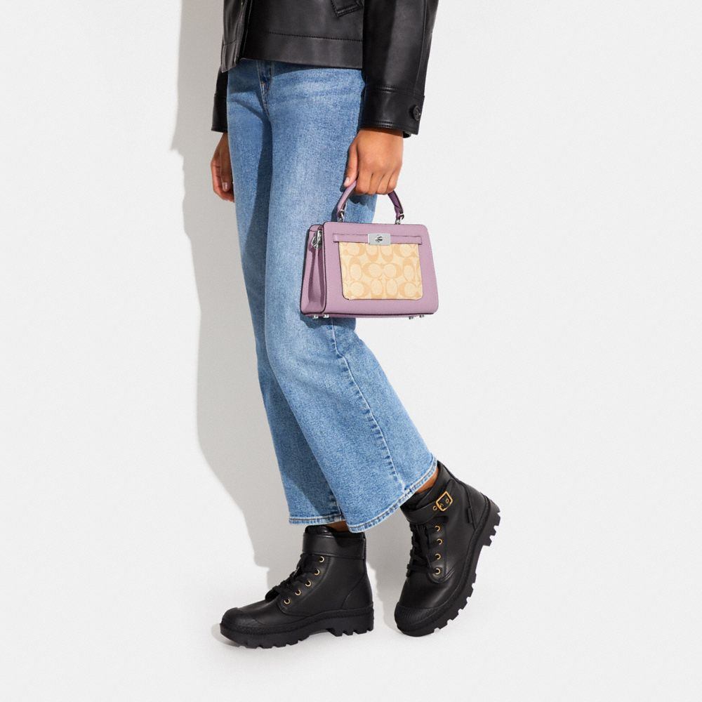 商品[国内直发] Coach|【清仓价】蔻驰女包Lane 20女士手提单肩斜挎包粉色拼色20*16*9 cm CA119 B4TA7,价格¥960,第3张图片详细描述