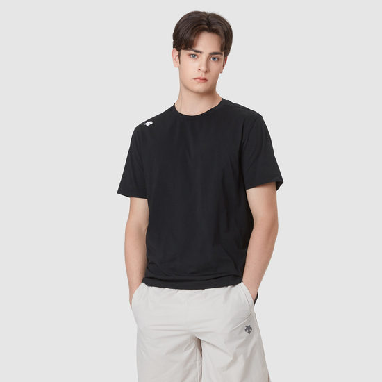 商品DESCENTE|【享贝家】（国内现货）DESCENTE 迪桑特 侧肩小标圆领运动短袖T恤 黑色 SN323UTS71-BLK0 G-QD,价格¥331,第2张图片详细描述