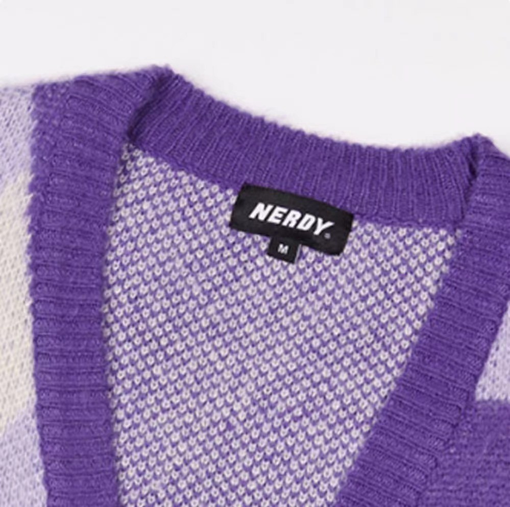 商品NERDY|【享贝家】（国内现货）NERDY 徽标LOGO宽松针织衫长袖毛衣 男女同款 紫色 PNEF21KK06170 G-QD,价格¥351,第3张图片详细描述