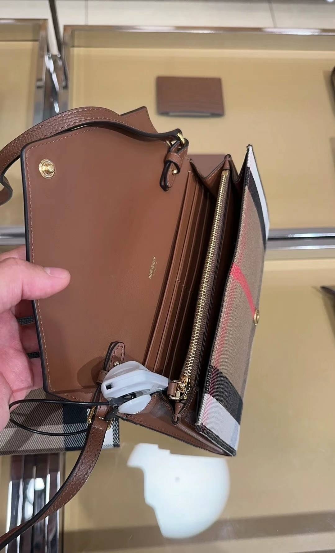 商品Burberry|Burberry/博柏利 现货 女士棕色帆布配皮经典格纹斜挎包 80731581,价格¥3042,第7张图片详细描述