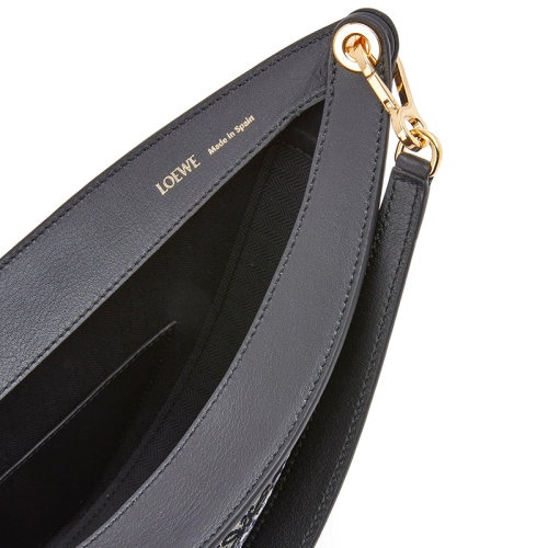 商品Loewe|【包税】LOEWE/罗意威 22春夏新款LUNA系列 女士海军蓝/黑色老花帆布配皮压纹徽标金扣配可拆卸肩带单肩手提腋下新月hobo流浪包A923PL9X01-5938,价格¥14719,第4张图片详细描述