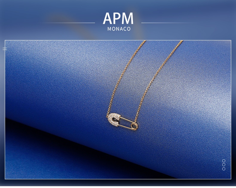 商品[国内直发] apm Monaco|APM Monaco金色趣味设计别针项链 锁骨链个性吊坠AC5030OXY,价格¥1033,第1张图片详细描述