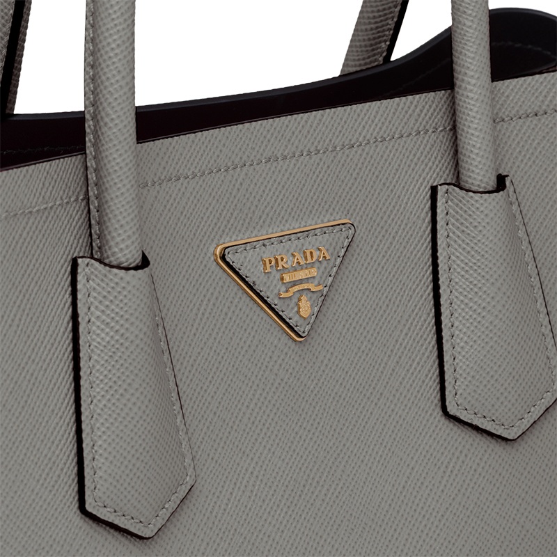 商品Prada|PRADA/普拉达 22新款 double系列 女士石板灰色saffiano十字纹皮革拆卸吊饰金色标志双皮手柄手提斜挎包1BG887_2A4A_F01T3_V_OOO,价格¥29266,第6张图片详细描述