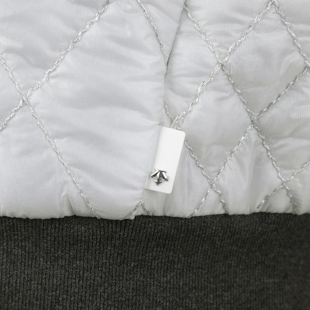 商品【预售商品15天发货】 DESCENTE|高尔夫系列女性V领菱形绗缝羽绒服时尚优雅 DO41WFDJO3-LGYG,价格¥1727,第21张图片详细描述