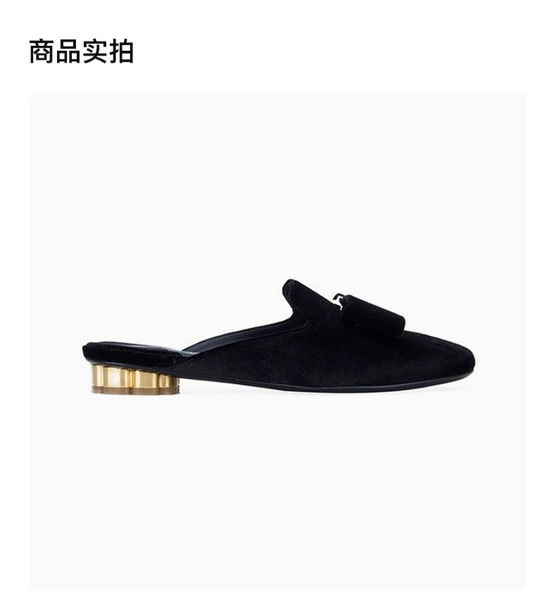 商品Salvatore Ferragamo|SALVATORE FERRAGAMO 女士黑色天鹅绒饰有金色五金蝴蝶结圆头穆勒鞋 0684539,价格¥2956,第4张图片详细描述
