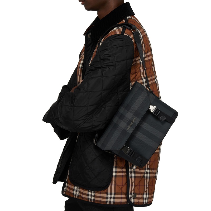 商品Burberry|博柏利 23年款 Wright系列 男士木炭色皮革小号格纹邮差包,价格¥10057,第3张图片详细描述