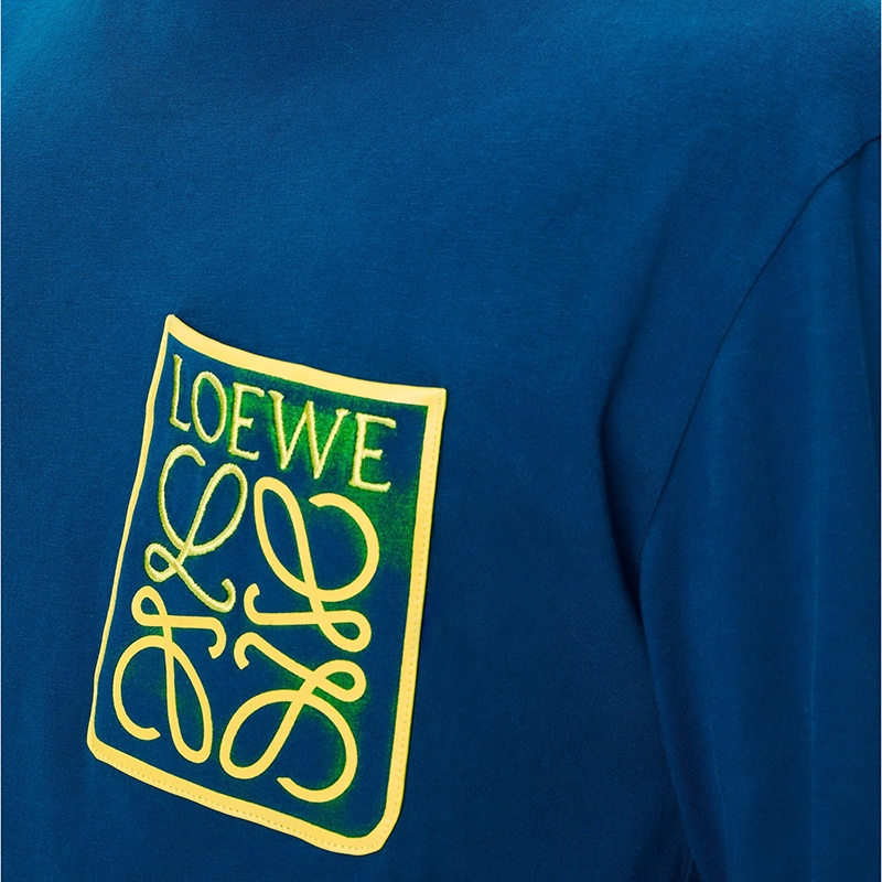 商品Loewe|LOEWE/罗意威 22年秋冬新款 男士石油色纯棉Logo Anagram假口袋长袖T恤,价格¥3273,第2张图片详细描述