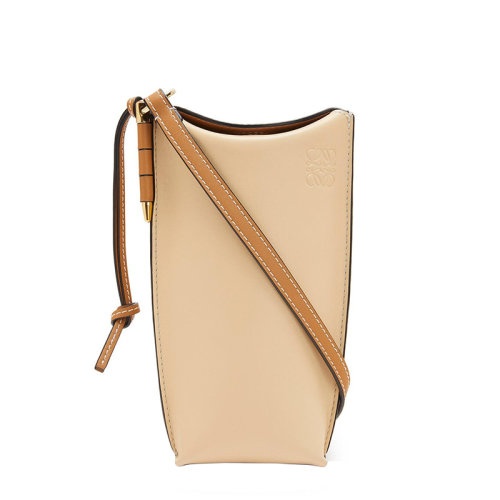 商品Loewe|【包税】LOEWE/罗意威 22春夏新款Gate Pocket系列 男士香草和沙漠色牛皮革侧面锁扣金属销Anagram压纹可单肩斜挎小包 109.30BZ42-8004,价格¥5302,第4张图片详细描述