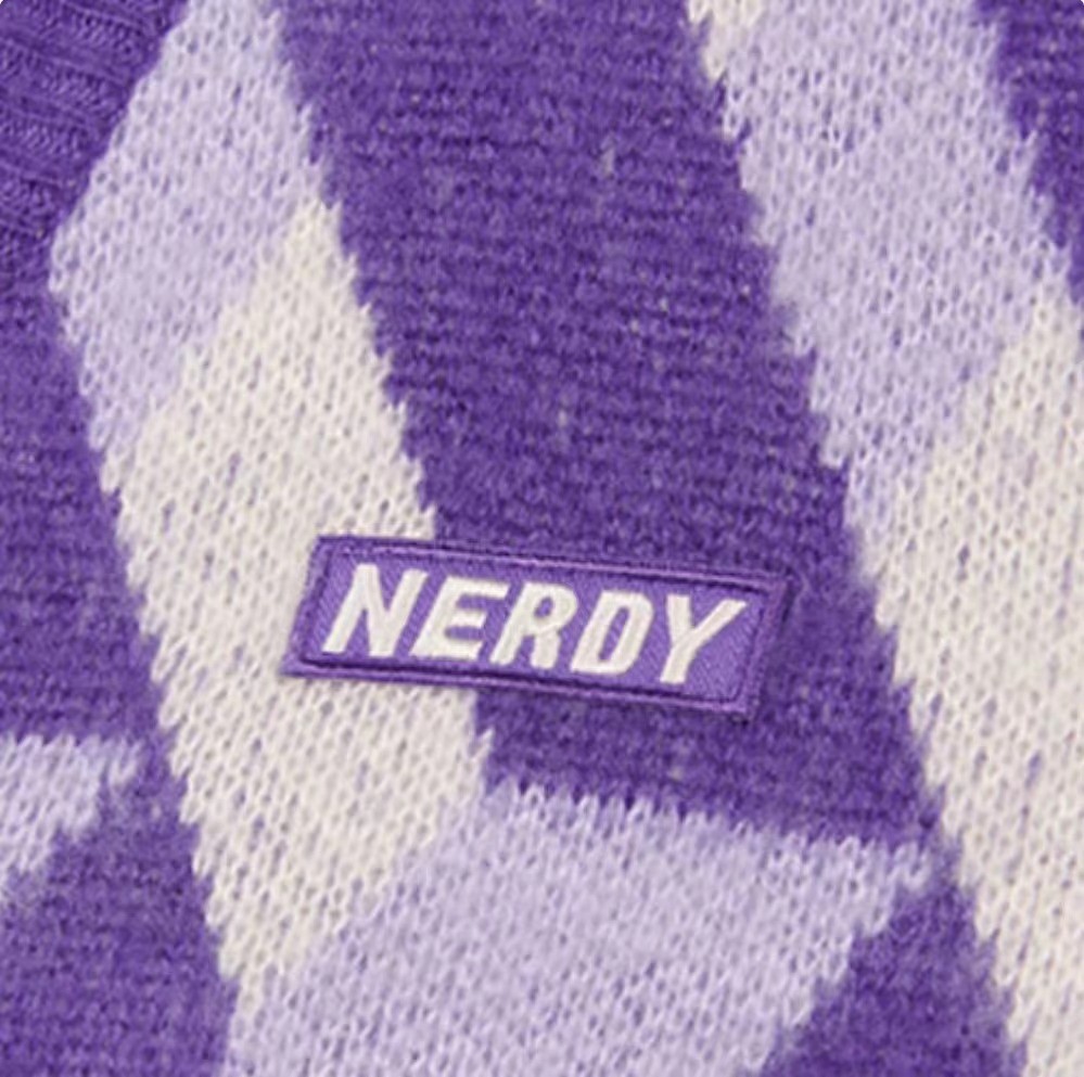 商品NERDY|【享贝家】NERDY 徽标LOGO宽松针织衫长袖毛衣 男女同款 紫色（预售款，10天发货） PNEF21KK06,价格¥356,第6张图片详细描述