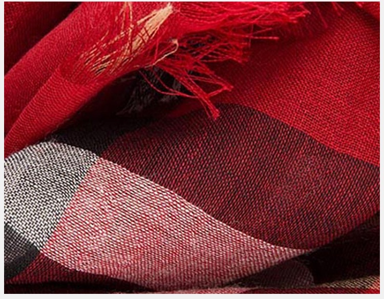 商品[国内直发] Burberry|Burberry 巴宝莉 女士红色格纹轻盈混纺围巾 3954620-红色,价格¥2577,第3张图片详细描述