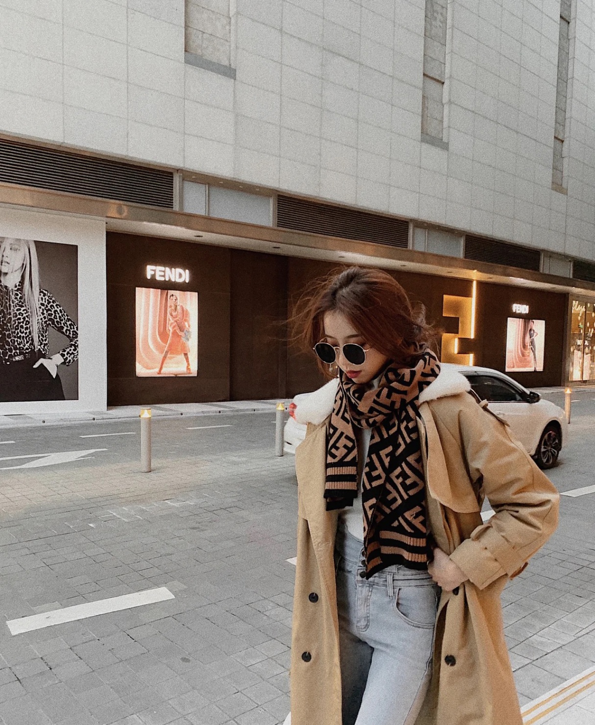 商品Fendi|【现货速发】 FENDI/芬迪 经典款 女士黑色和棕色羊毛混纺面料FF图案围巾FXT251A2OJF0QB8,价格¥4232,第11张图片详细描述
