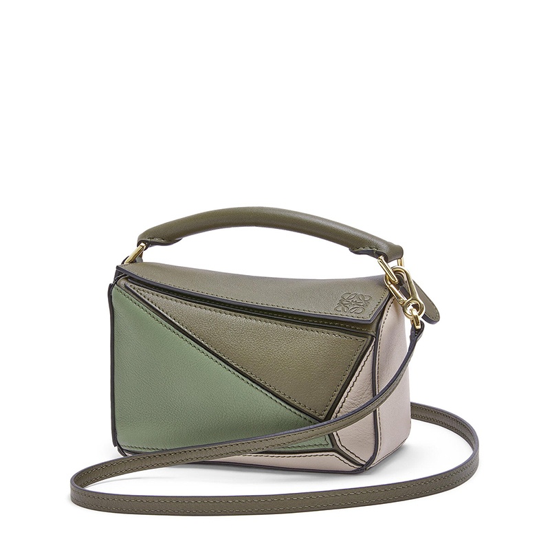 商品Loewe|LOEWE/罗意威 21秋冬款 Puzzle系列 女士迷你秋绿色/浅燕麦色小牛皮拉链开合单肩斜挎手提拼图包A510U95X34-4366,价格¥15826,第3张图片详细描述