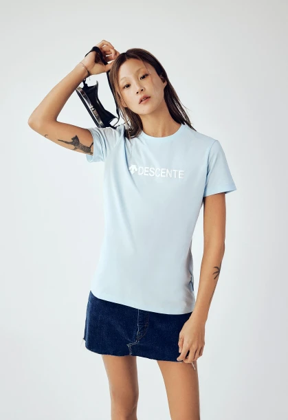 商品DESCENTE|【享贝家】ZY-迪桑特 夏季新款 速干透气运动训练上衣短袖T恤 男女同款 SO123UTS13,价格¥305,第21张图片详细描述
