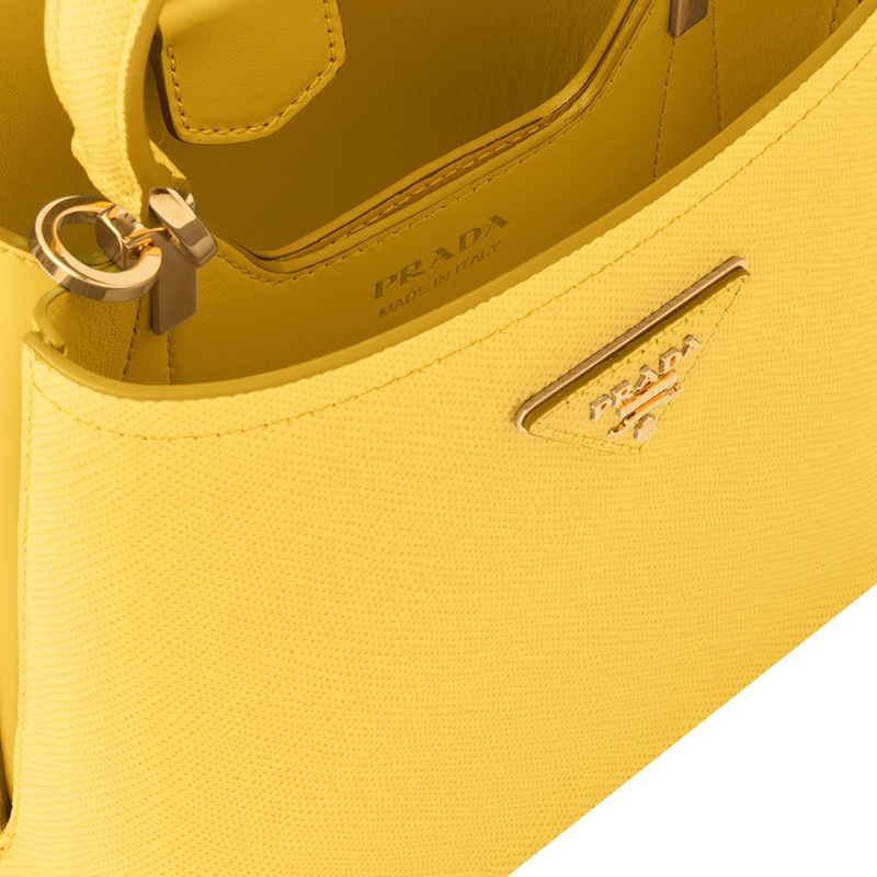 商品Prada|PRADA/普拉达 22新款 Panier系列 女士小号阳光黄saffiano皮革金色徽标磁扣拆卸肩带皮革手柄单肩手提斜挎包,价格¥22536,第3张图片详细描述