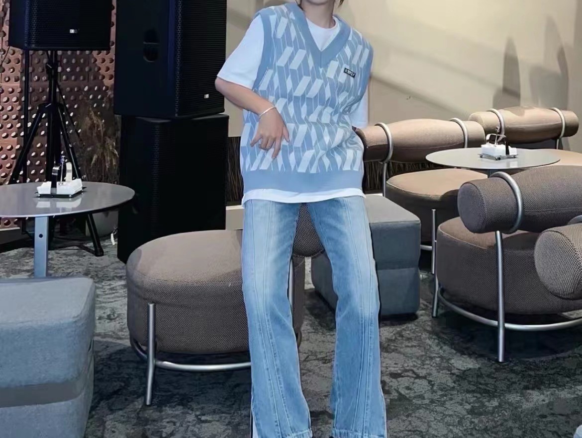 商品NERDY|【享贝家】NERDY 徽标图案针织马甲 男女同款 天蓝色（预售款，10天发货） PNES22KK0614 ,价格¥245,第6张图片详细描述