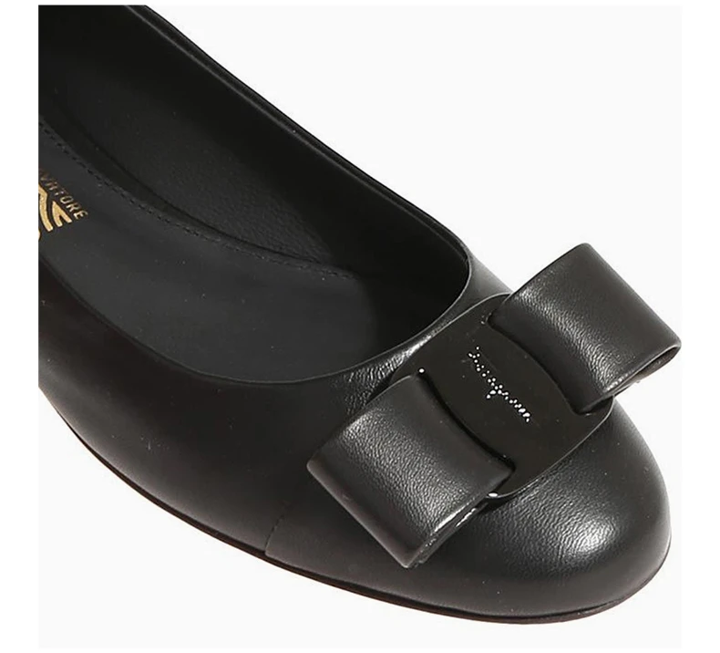 商品Salvatore Ferragamo|SALVATORE FERRAGAMO 女士黑色漆皮蝴蝶结装饰粗跟鞋 0685760,价格¥1370,第8张图片详细描述
