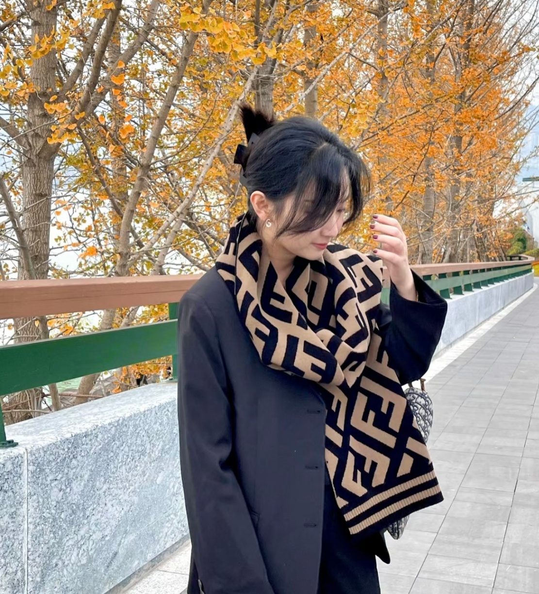 商品Fendi|【现货速发】 FENDI/芬迪 经典款 女士黑色和棕色羊毛混纺面料FF图案围巾FXT251A2OJF0QB8,价格¥4232,第5张图片详细描述