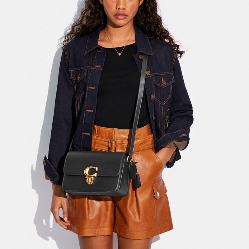 商品[国内直发] Coach|蔻驰 COACH 女士经典C标锁扣黑色单肩斜挎包,价格¥2289,第1张图片详细描述