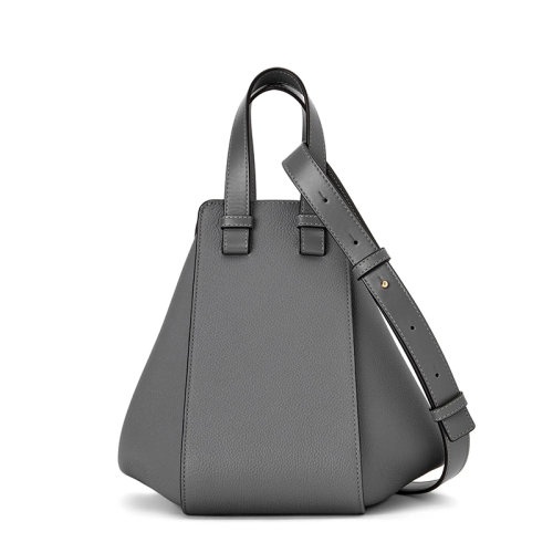 商品Loewe|【包税】 LOEWE/罗意威 22新款Hammock系列 女士小号沥青灰色柔软粒面牛皮革单肩斜挎手提吊床包A538S35X51-1640,价格¥19961,第2张图片详细描述