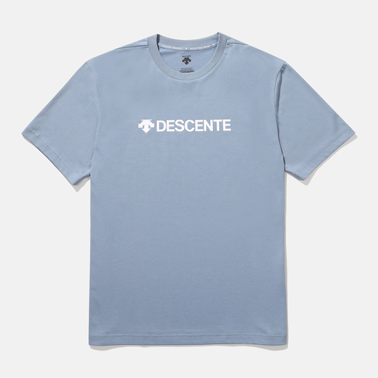 商品DESCENTE|【享贝家】（国内现货）DESCENTE 迪桑特 字母圆领运动短袖背侧小标T恤 灰蓝色 SN323UTS72-DBLU G-QD,价格¥334,第2张图片详细描述