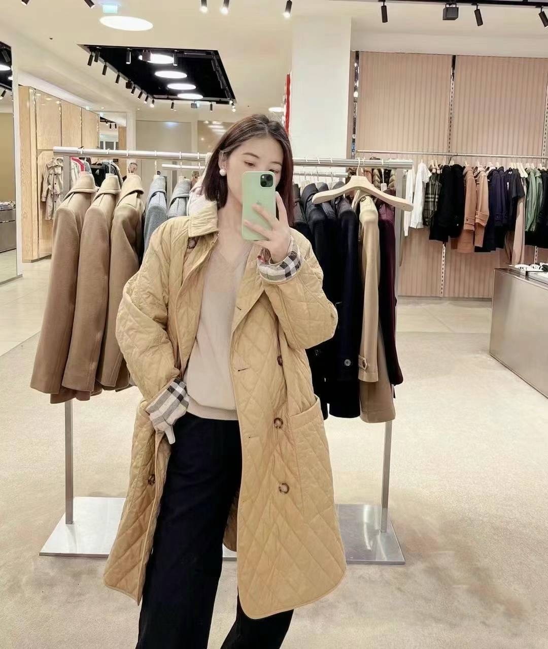 商品Burberry|BURBERRY/博柏利 女士驼色聚酮格纹印双排扣长款棉服80530431,价格¥3178,第6张图片详细描述