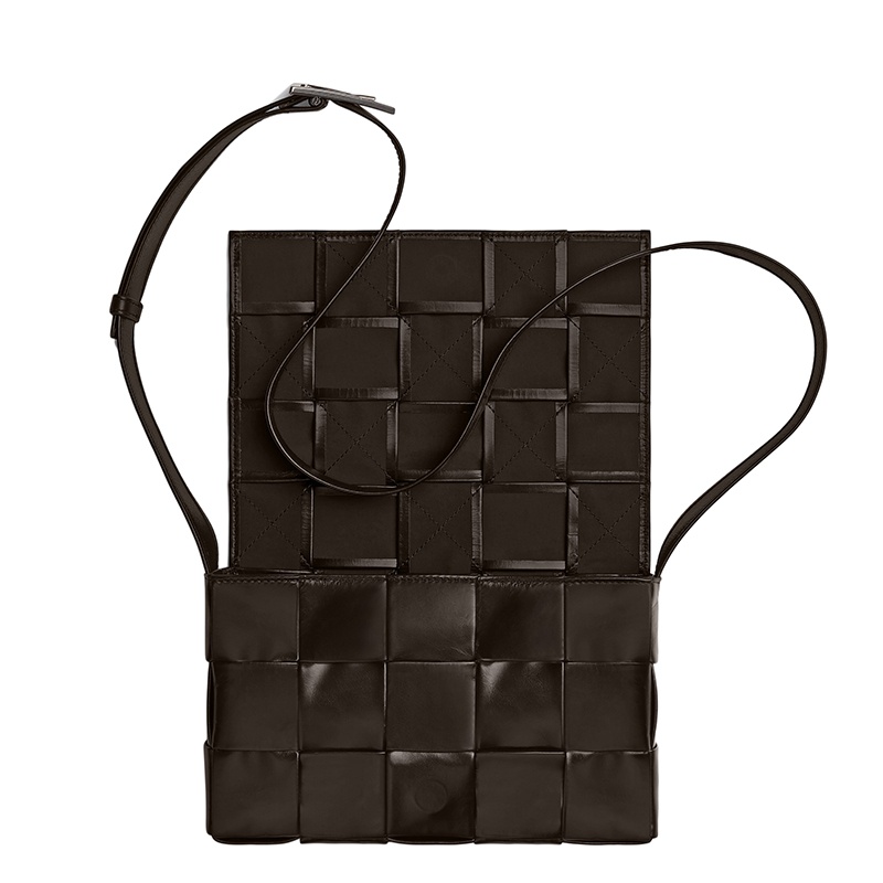 商品Bottega Veneta|【包税】Bottega Veneta/葆蝶家 21春夏新款CASSETTE系列 男士深巧克力色小牛皮Intreccio双面编织银色饰面单肩斜挎豆腐包667298VCQ712145,价格¥19627,第5张图片详细描述
